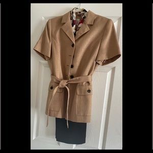 Beautiful Le Suit Pant Suit size 6 Petite